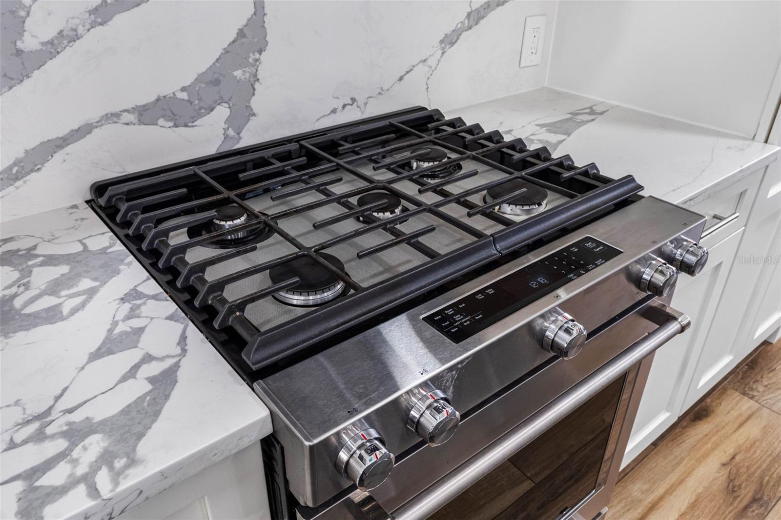 ... 5 Burner Gas Appliance.. Ashton Woods the Developer Fought to bring Gas onsite at Waterside. It was well worth the hassle. People love it. Cooks swear by it..