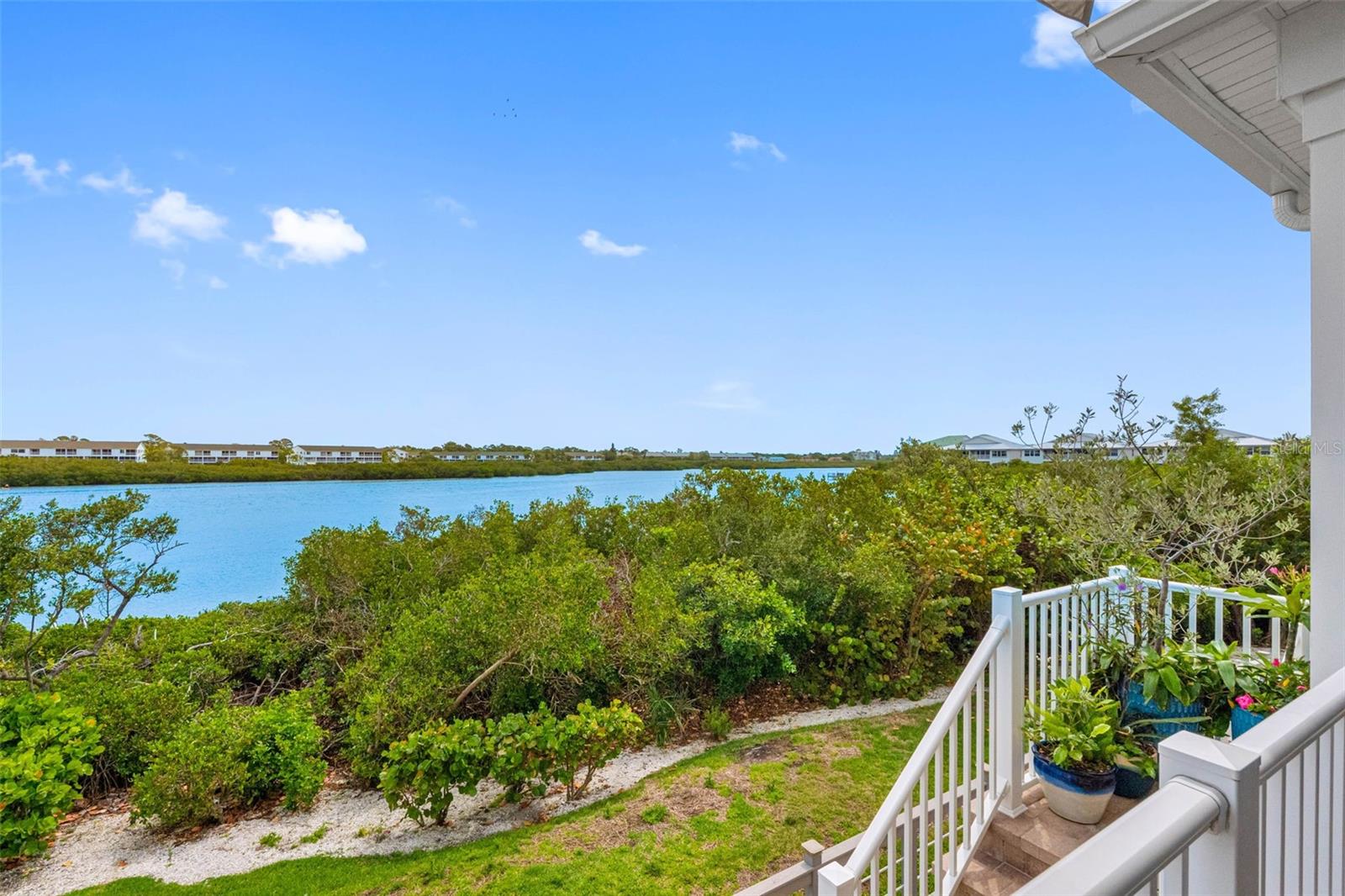 ... Developer Ashton Woods is Noted for their Townhomes. For over 30 years they have built a Qualitry Product all over the Southeast Region of the US.. Stairs Down to Ground Level..