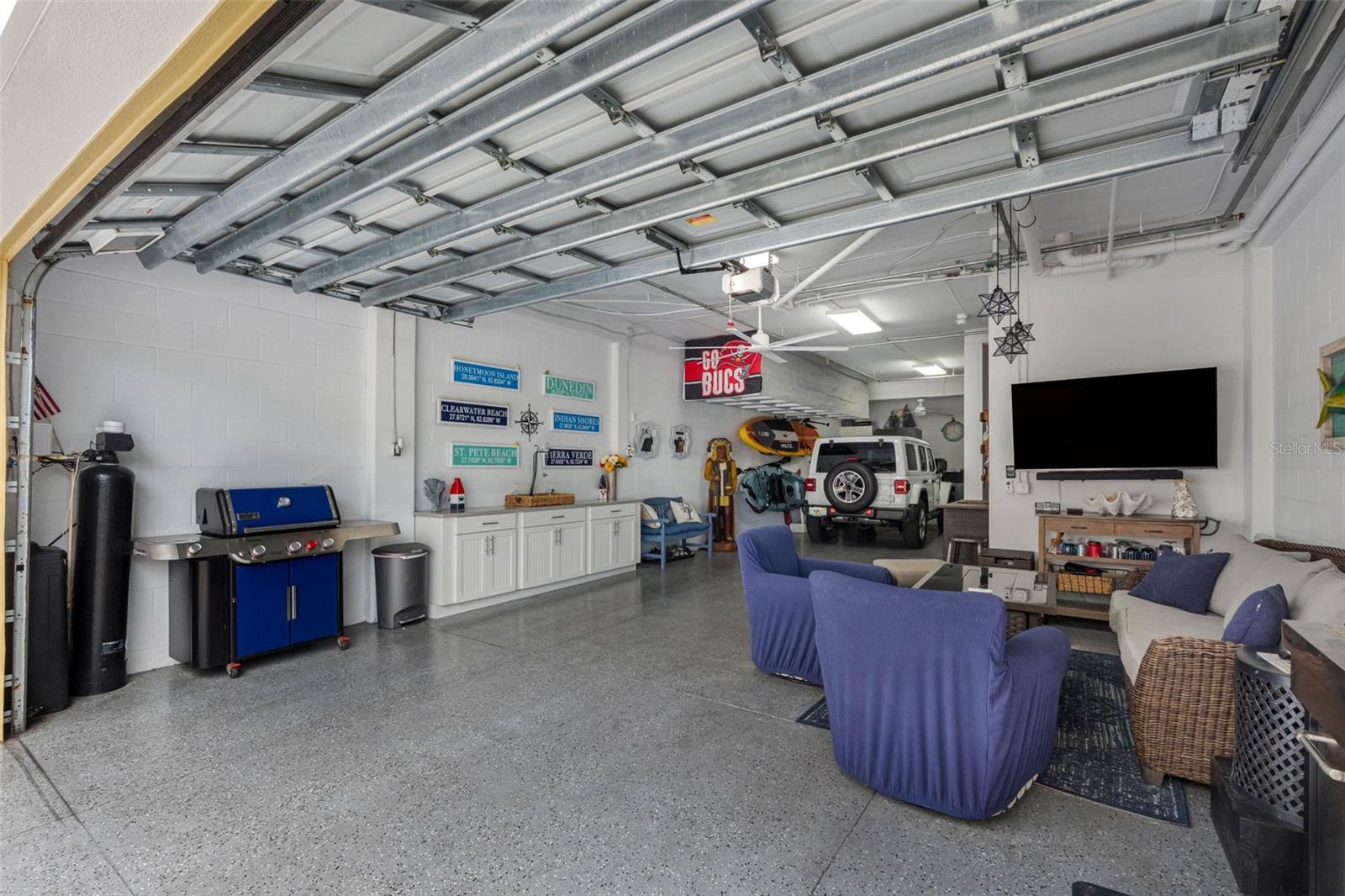 ... 3 Car Garage.. There is also guest parking around the Pool Area.