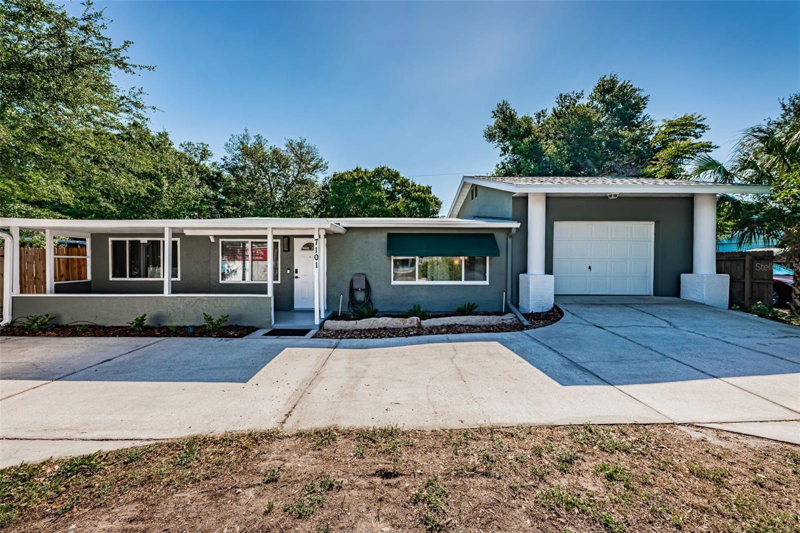 Well maintained gem with circular drive