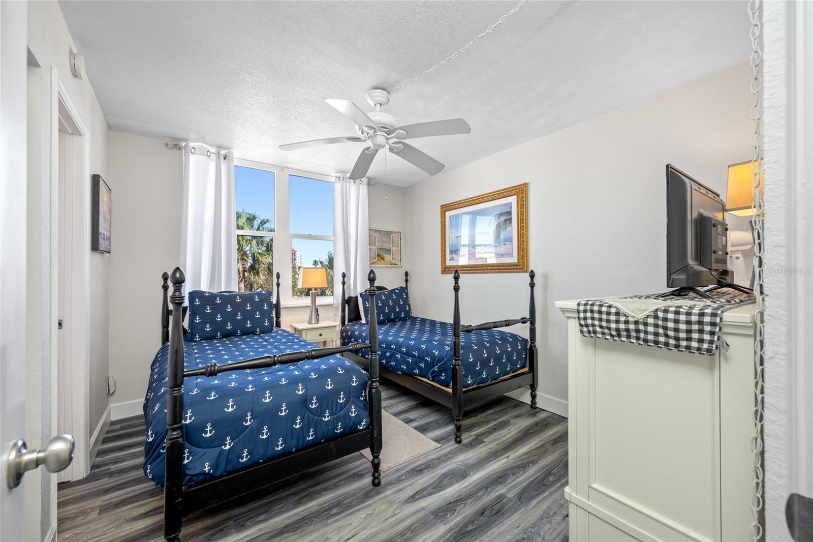 Guest bedroom with direct access to the guest bath