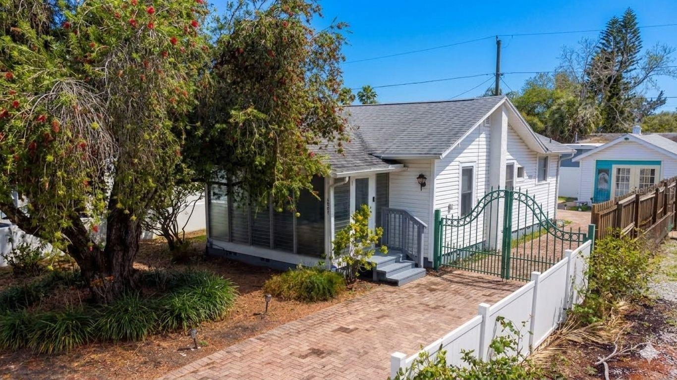 Welcome to the Boho Bungalow in downtown Gulfport