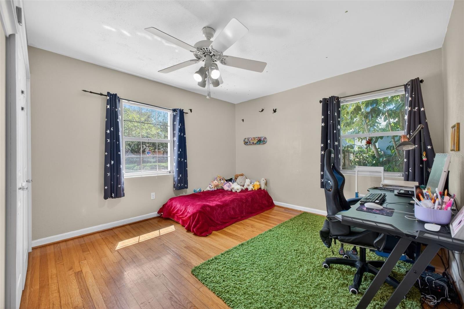 Additional bedroom ideal for guests or home office use