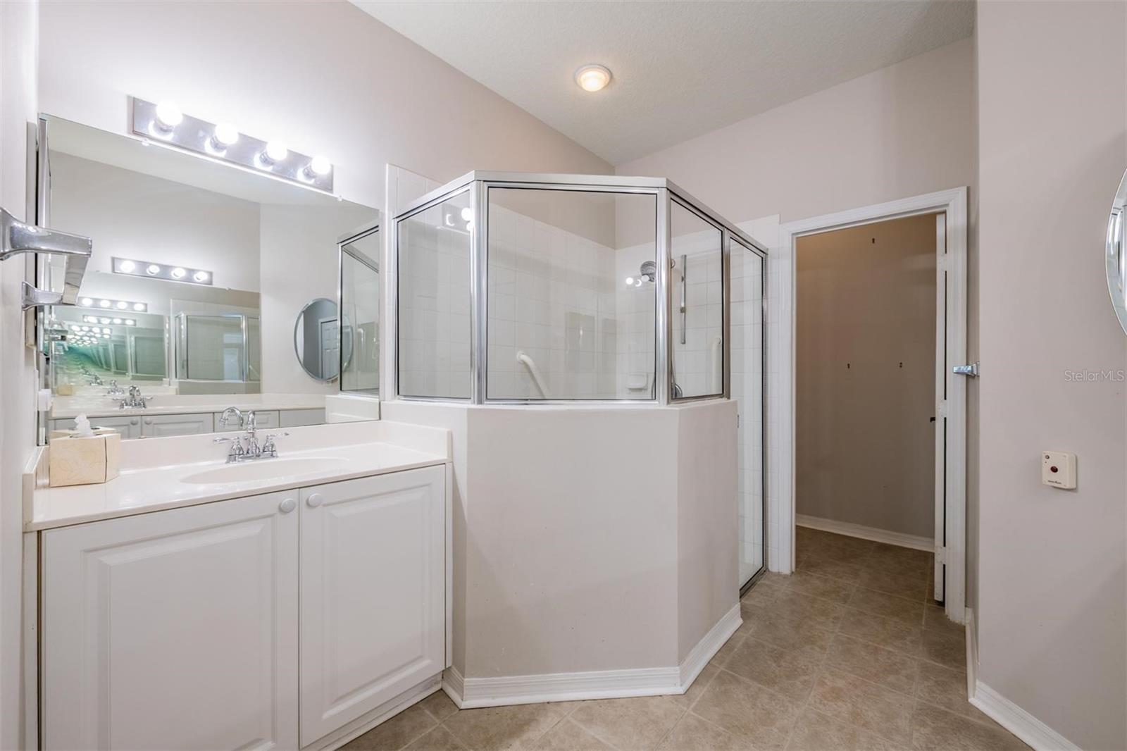 Primary en-suite bath