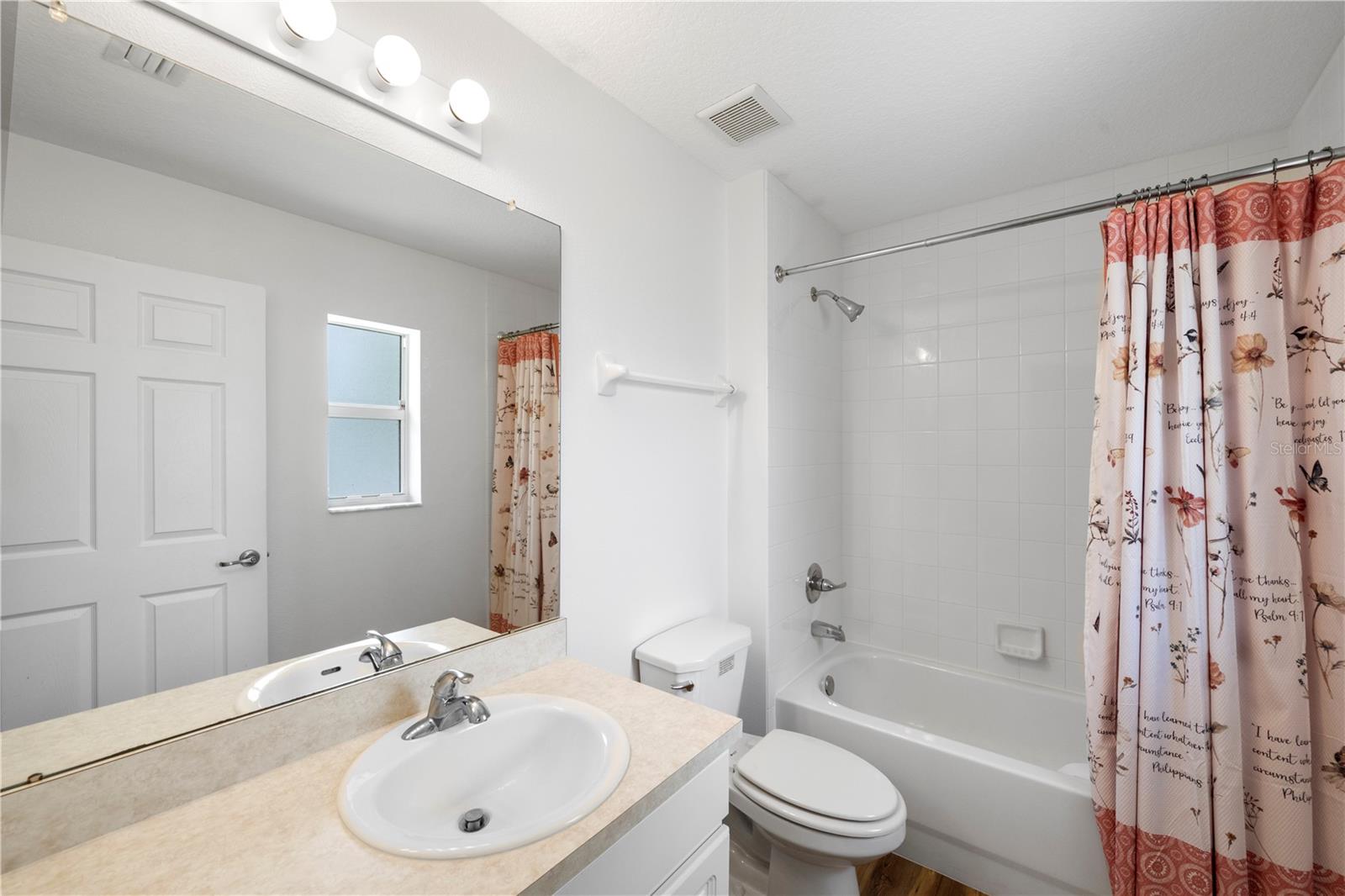 Ensuite Bathroom with Tub/Shower