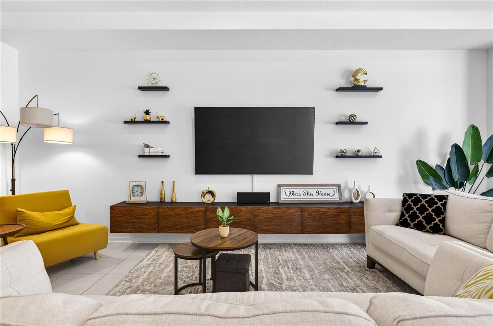 Everyone gathers here!