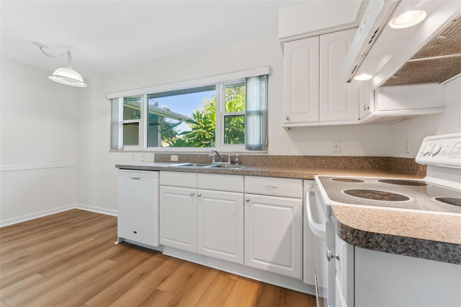 Bright and inviting! The kitchen is filled with naturallight, making cooking and gathering a true pleasure