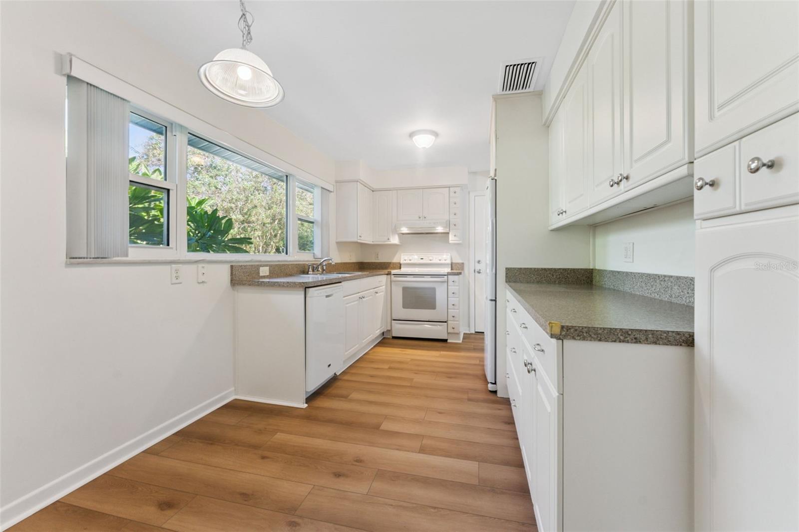 Modern and ready to impress! The kitchen featuresupdated appliances and generous countertop space—perfect for cooking, entertaining, and everythingin between.