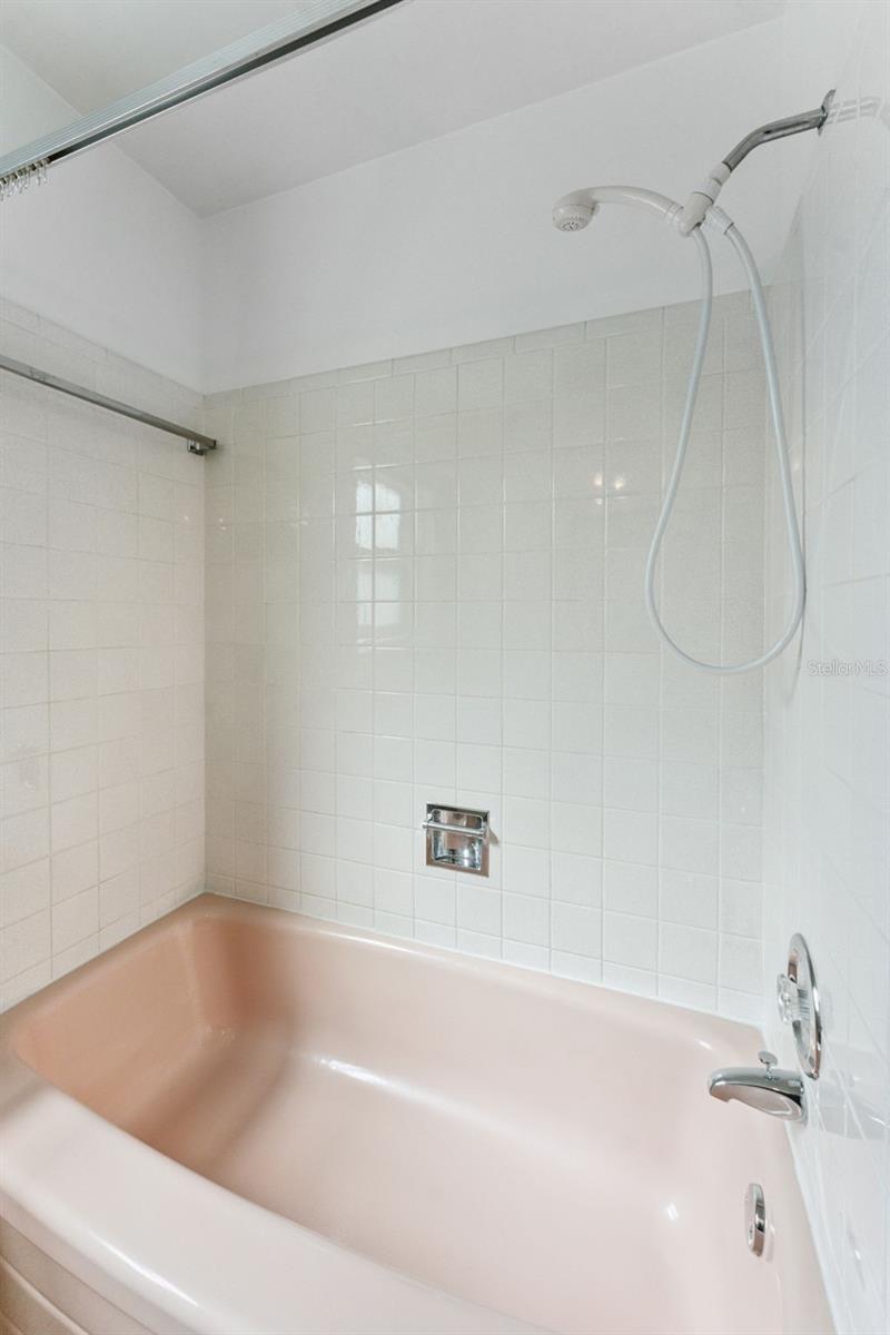 Enjoy the best of both worlds with the hallbathroom’s tub/shower combo—ideal for anypreference, anytime