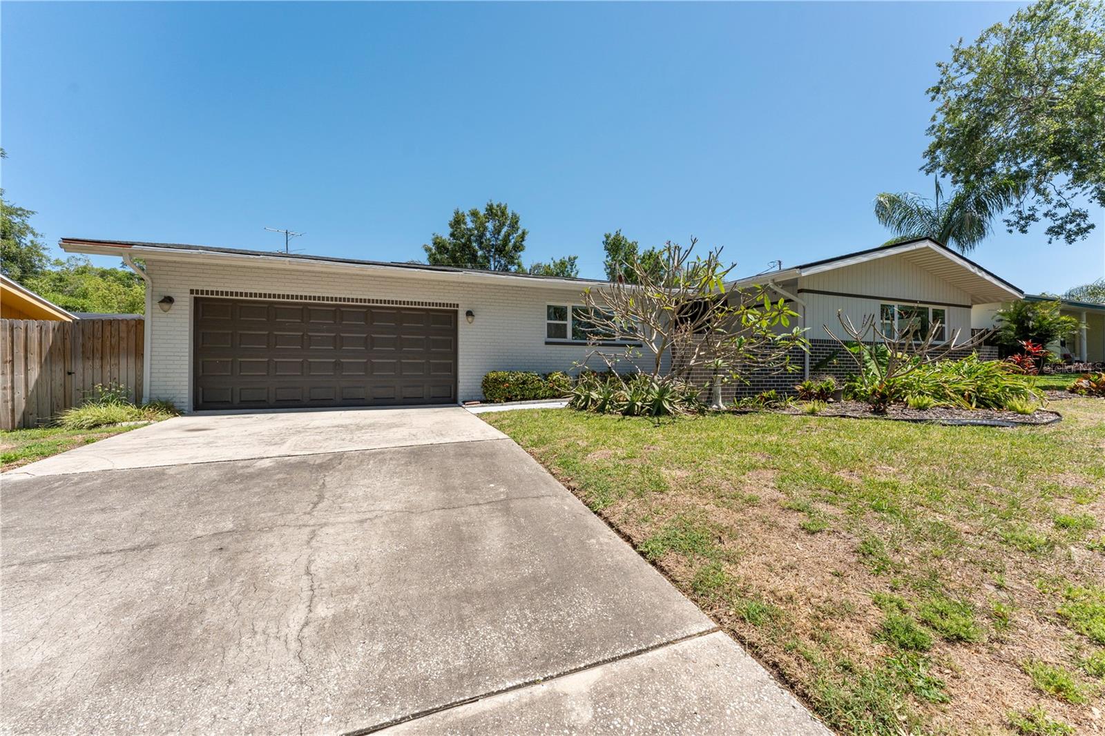 Wide driveway leading up to the house