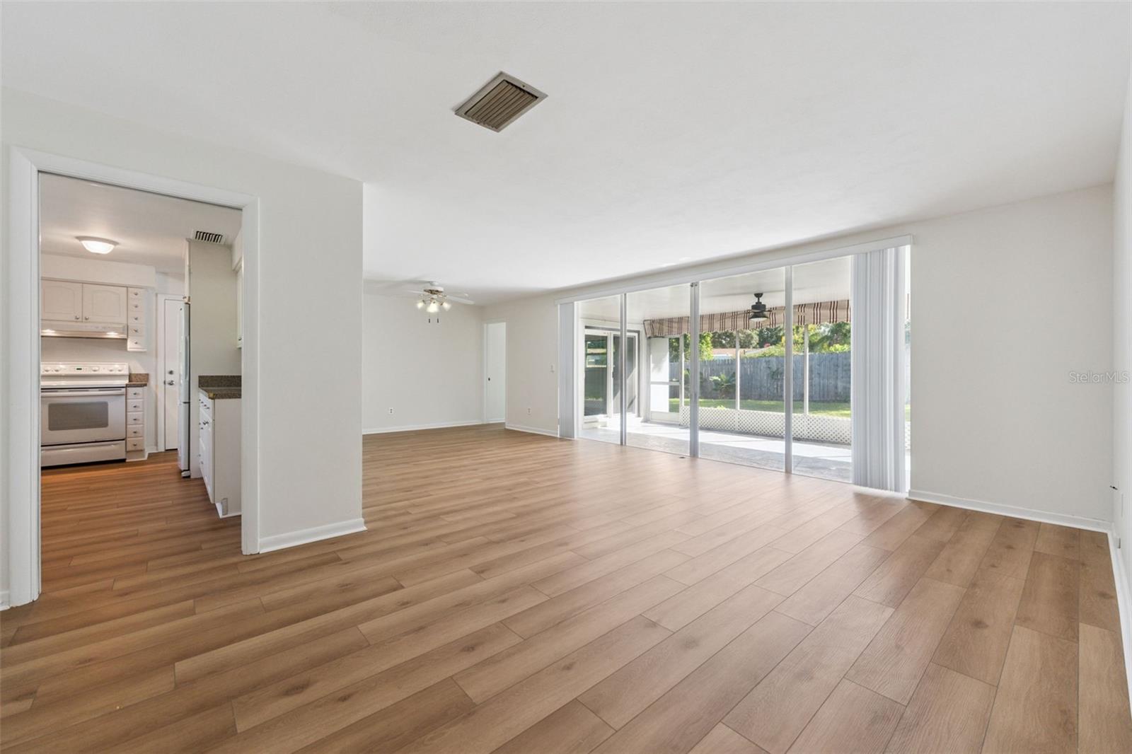 Upon entering the front door, you’re welcomed intoa bright and open living and dining area that offersthe perfect flow for everyday living andentertaining