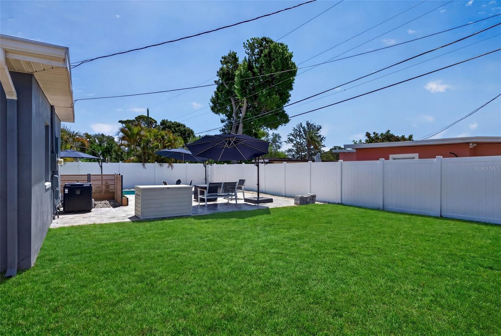 Grass has been virtually enhanced.