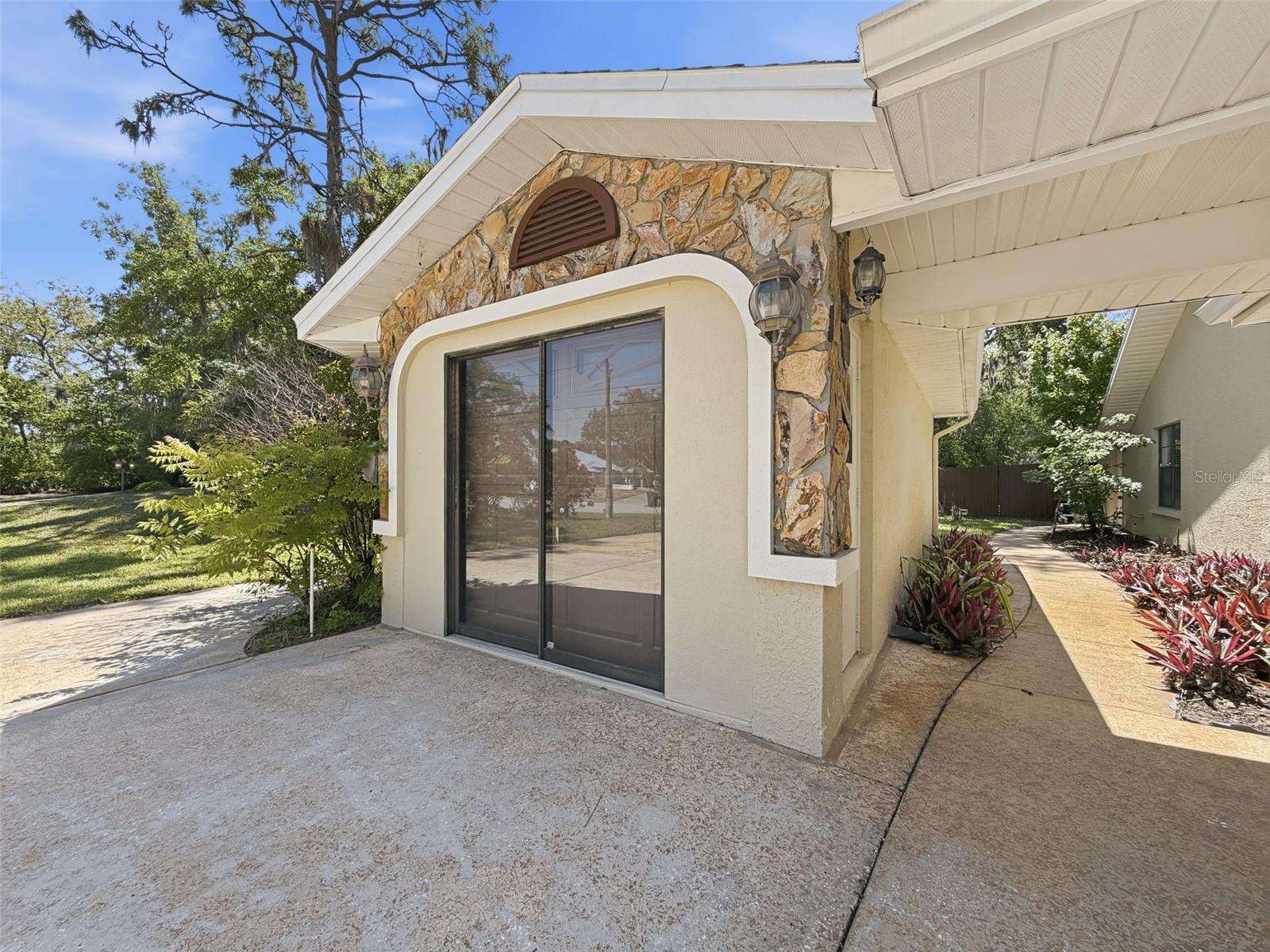 Detached garage with AC-Perfect for an office, craft or rec room!