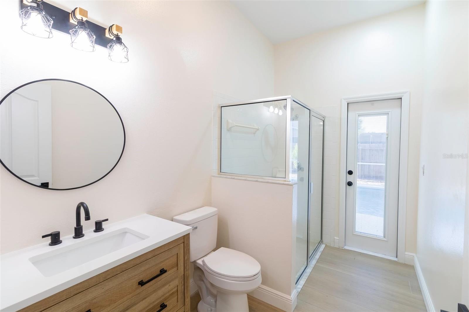 Bath 3 to pool access