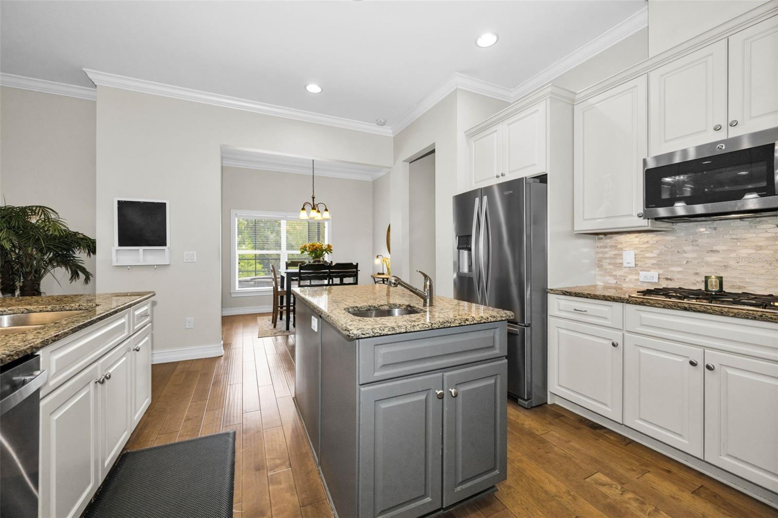 MORE KITCHEN SHOWING DINETTE