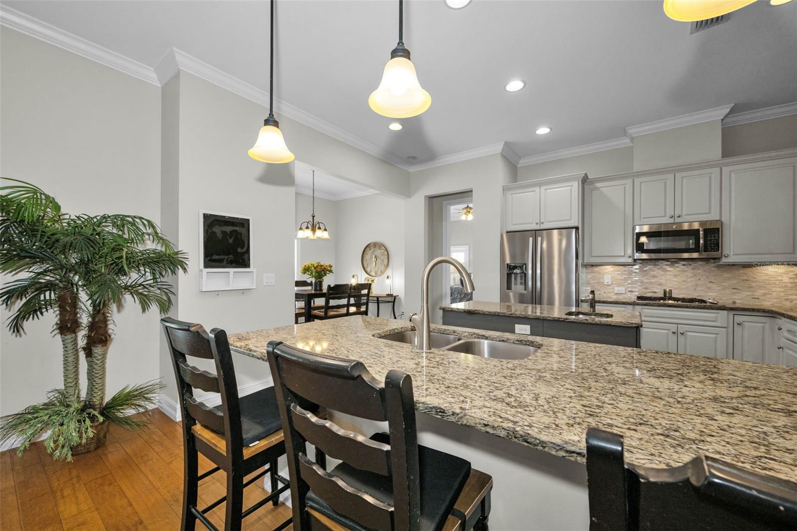 KITCHEN WITH BREAKFAST BAR