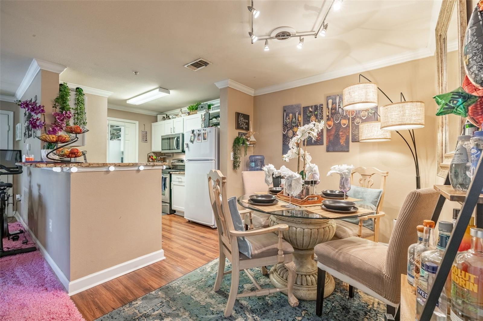 Kitchen & Dinning room