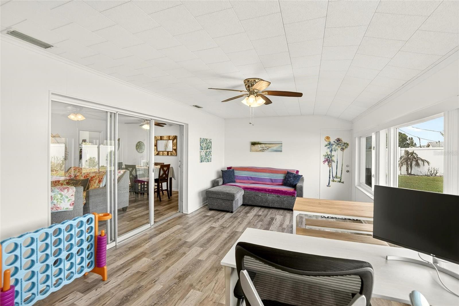 Open to the rest of the home, this space allows you to always feel as part of the activity that is going on.