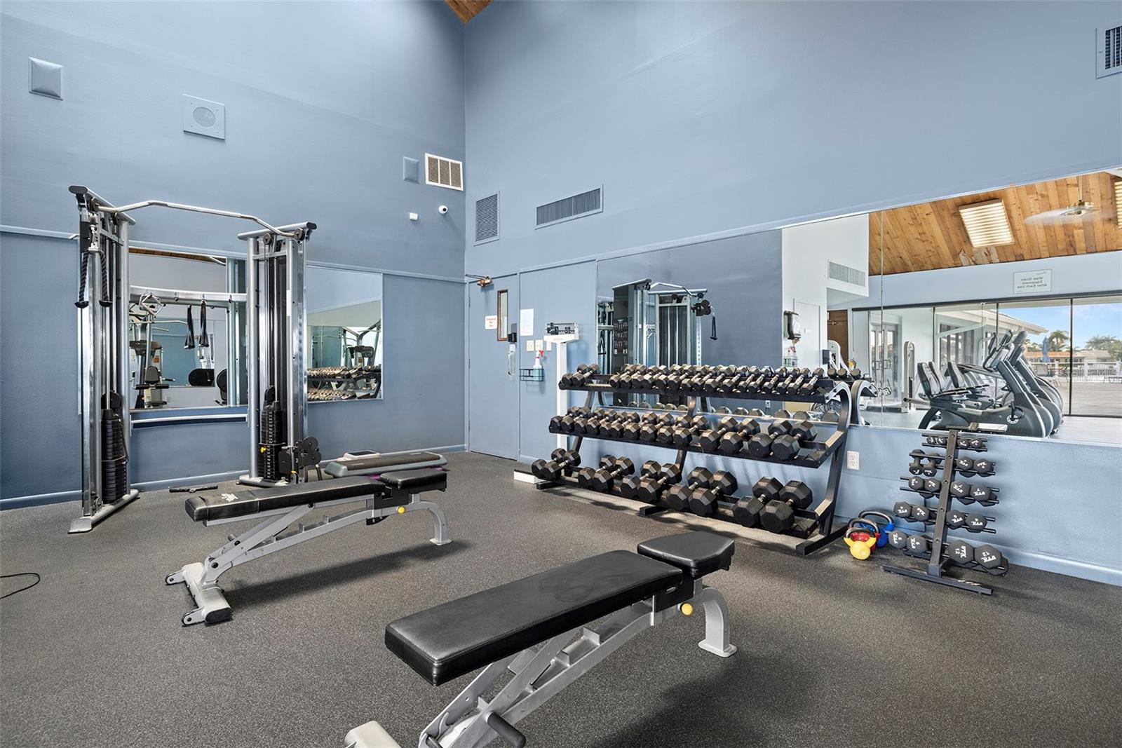 Free weights and universal machine