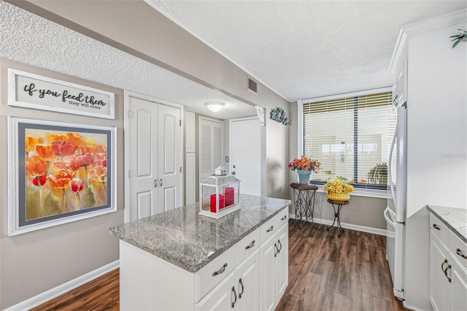 Entryway with expanded closet