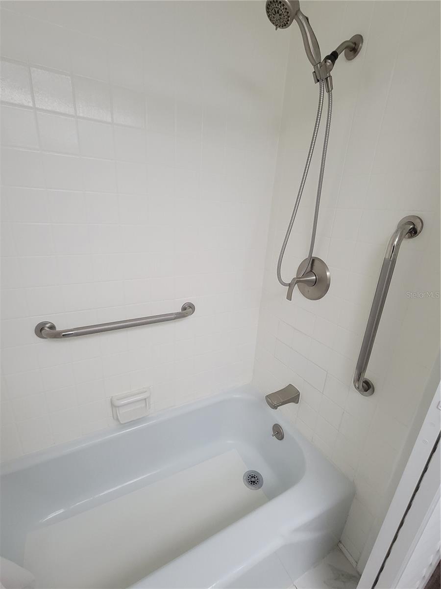 Tub/Shower in master bath
