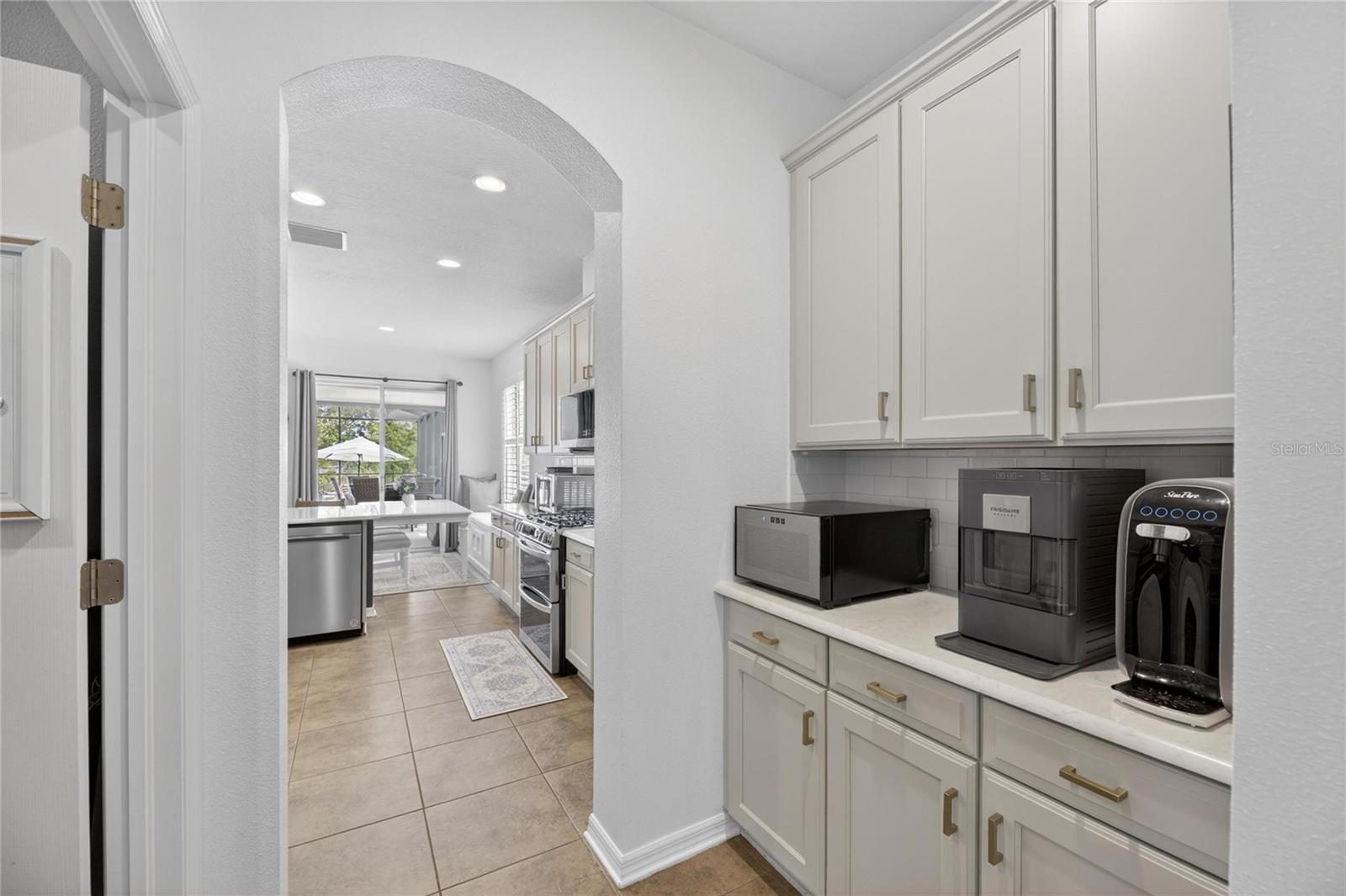 Dry Bar/Butler's Pantry