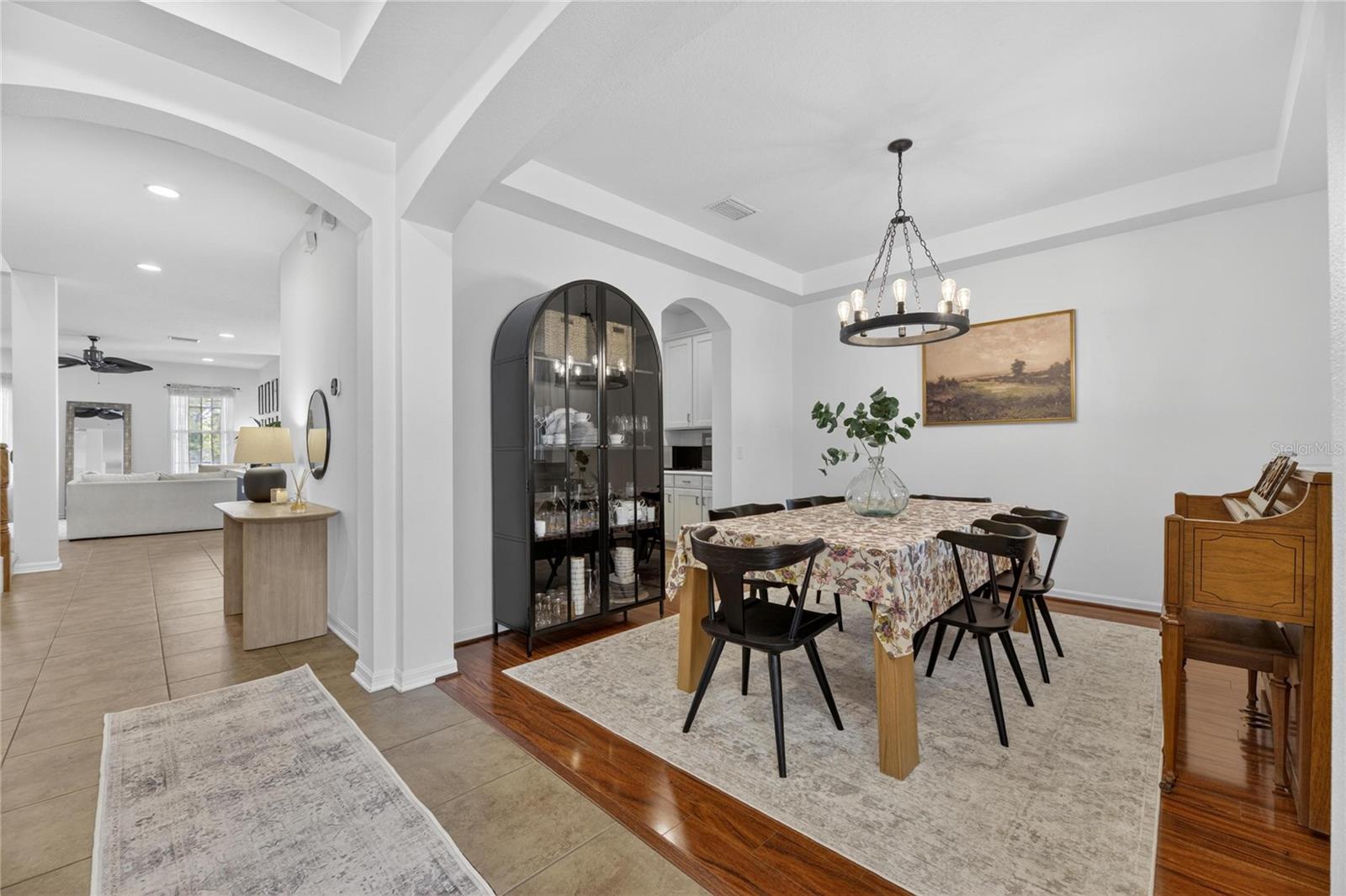 Dining room with tray ceiling