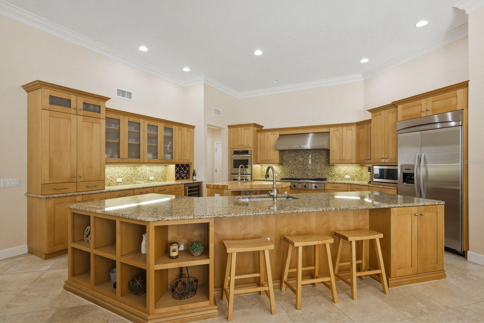 Breakfast bar, extra-large granite island entertainers kitchen · 976 Cypress Cove Way Tarpon Springs FL 34688