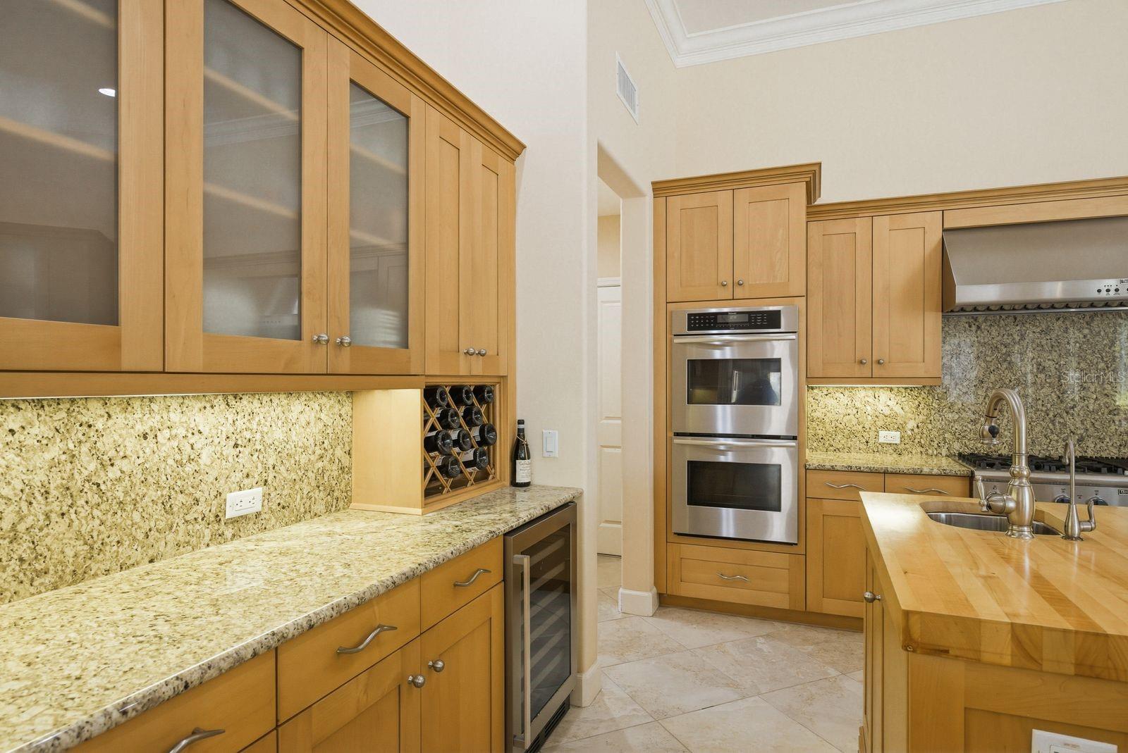 Chef's kitchen, custom cabinetry & granite counters · 976 Cypress Cove Way Tarpon Springs FL 34688