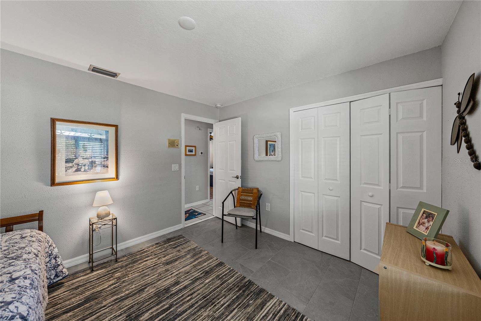 NO popcorn ceilings here!!