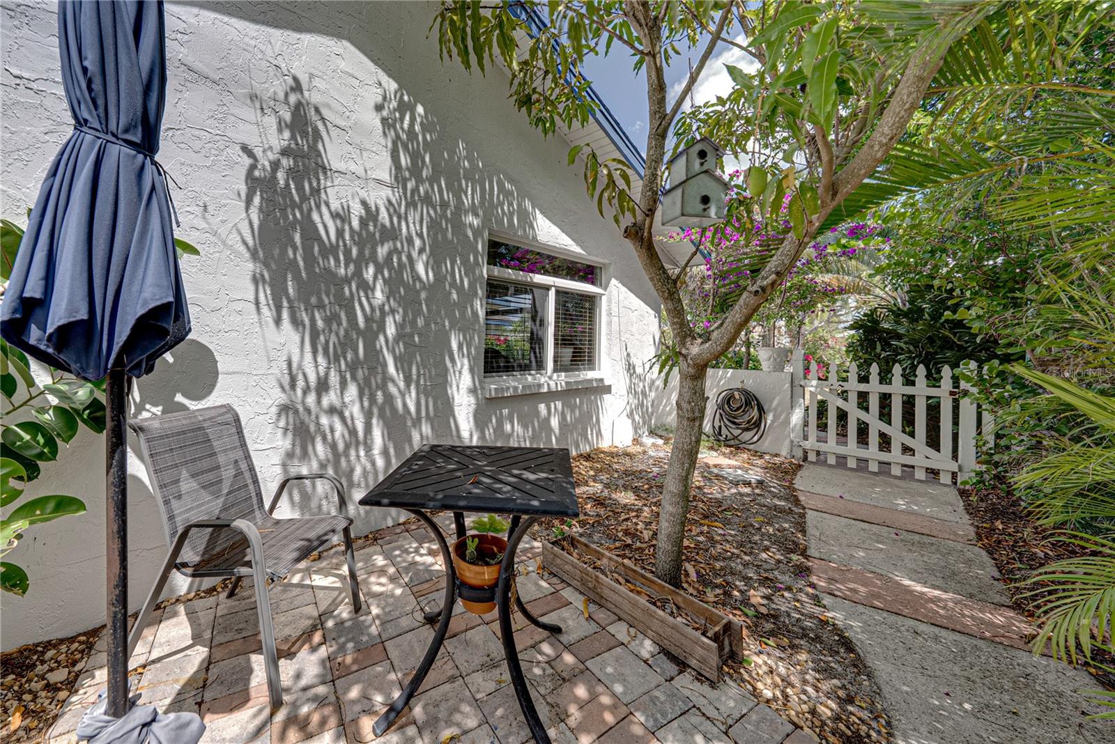 PEACEFUL garden spaces for relaxing and enjoying the beautiful Florida wildlife!