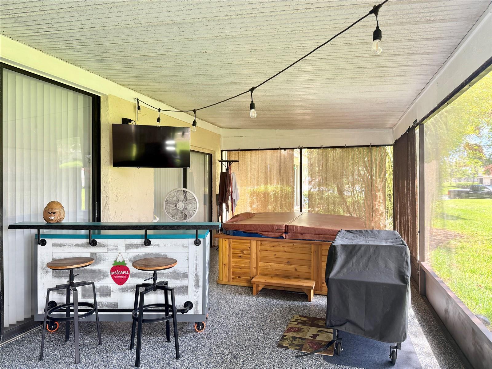 Screened Patio - Hot Tub