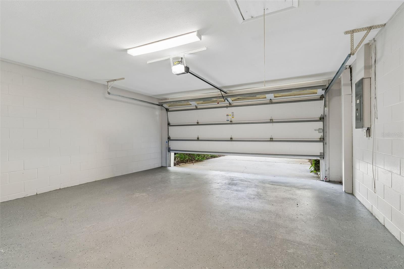 2 Cars Garage
