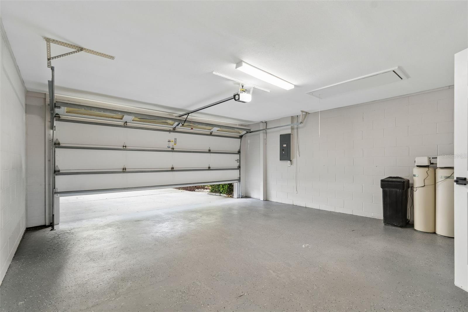 2 Cars Garage