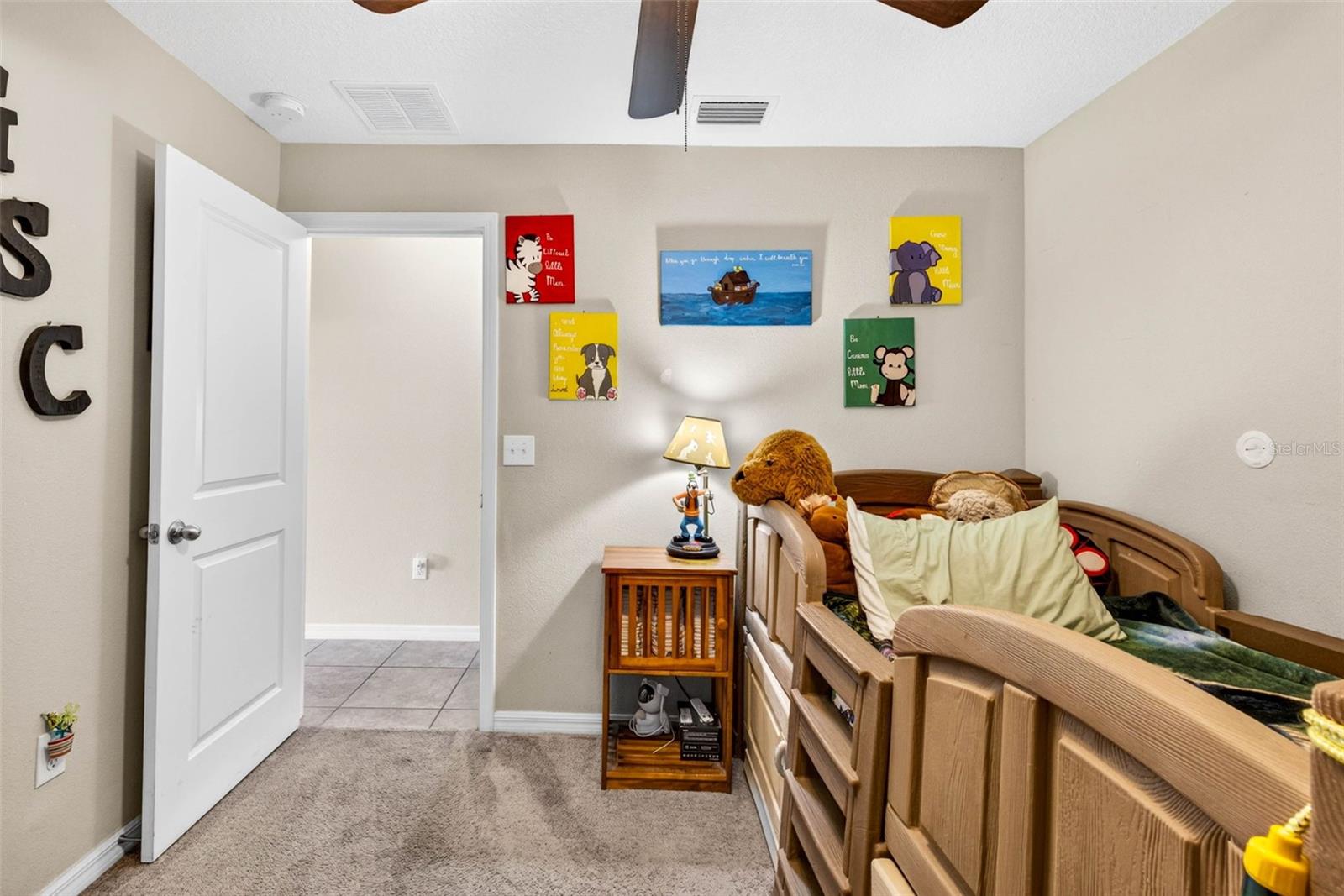 Secondary bedroom with ceiling fan