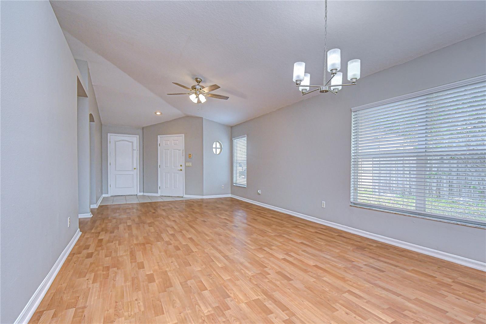 Large Dinning/family room combo