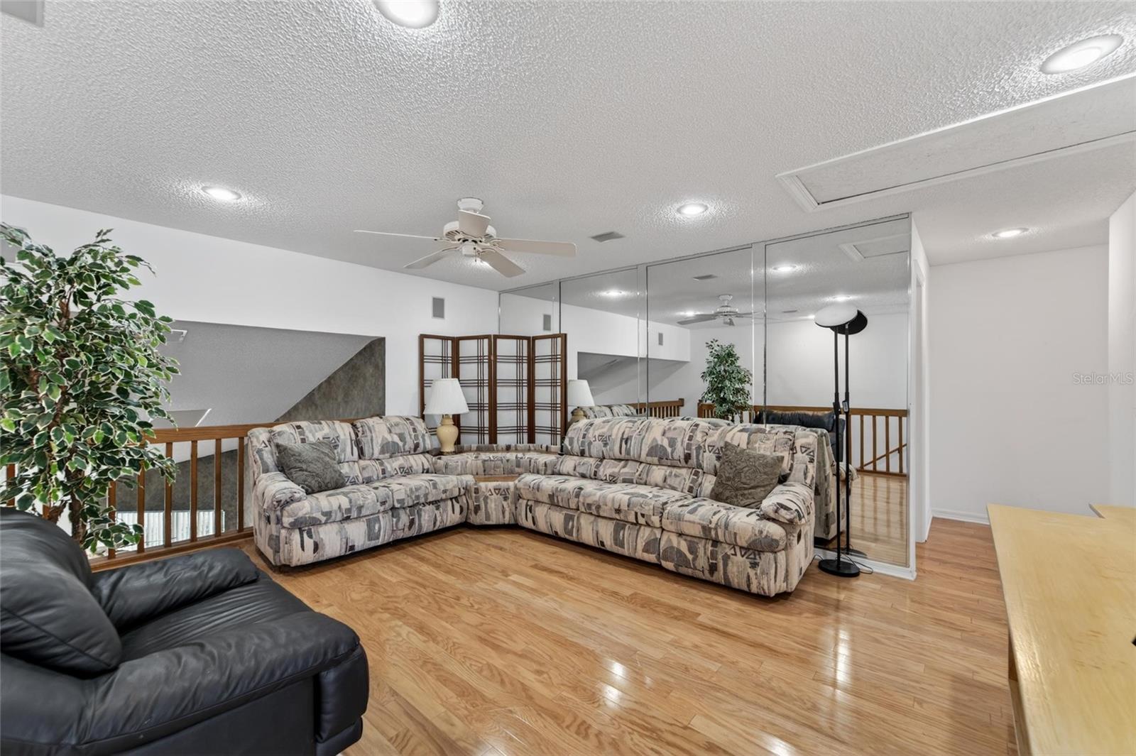 2nd floor overlooking livingroom