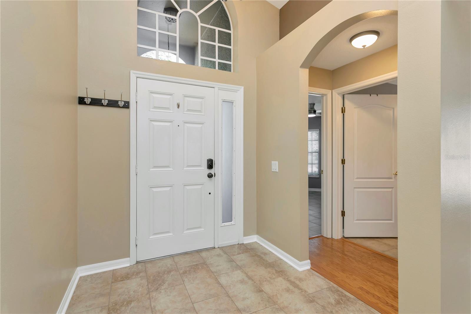 Entrance with high ceilings