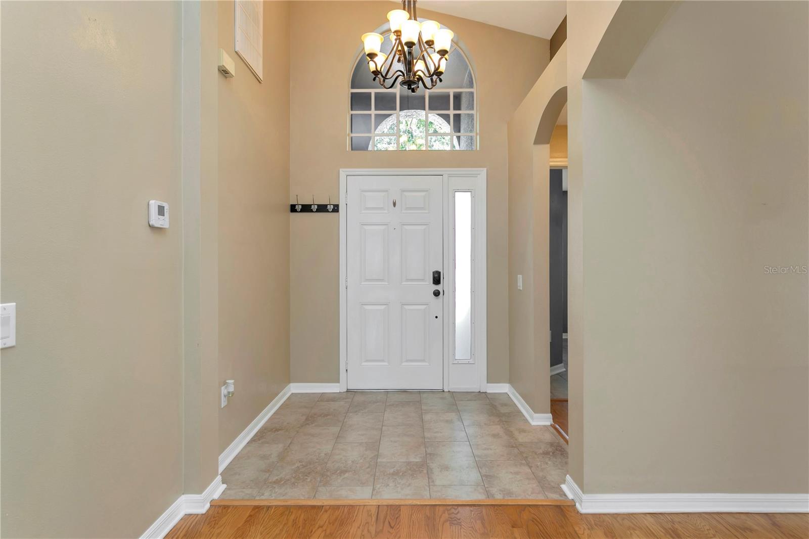 Entrance with high ceilings