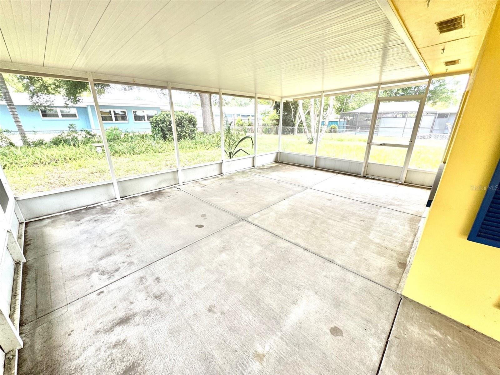 Huge screened lanai