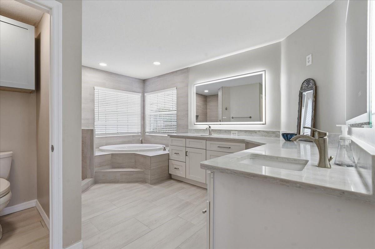 PRIMARY BATH WITH ANTI-FOG/LED LIGHT MIRRORS!