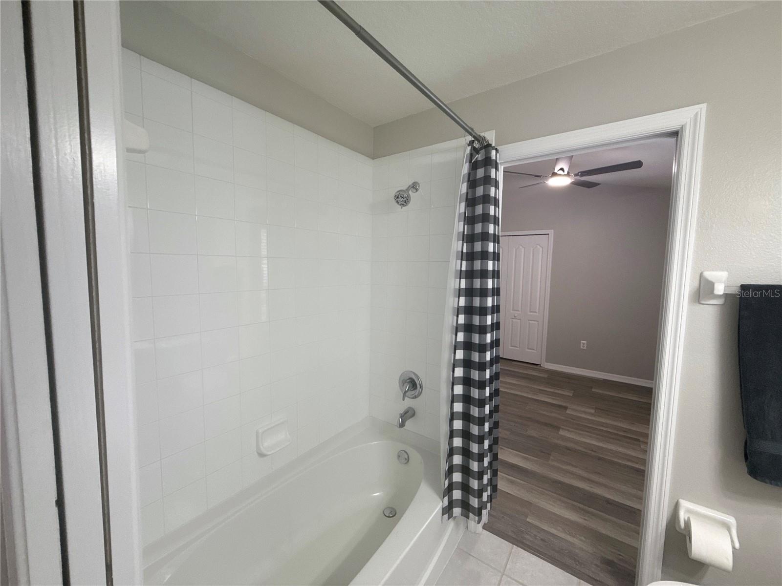 jack and jill tub/shower