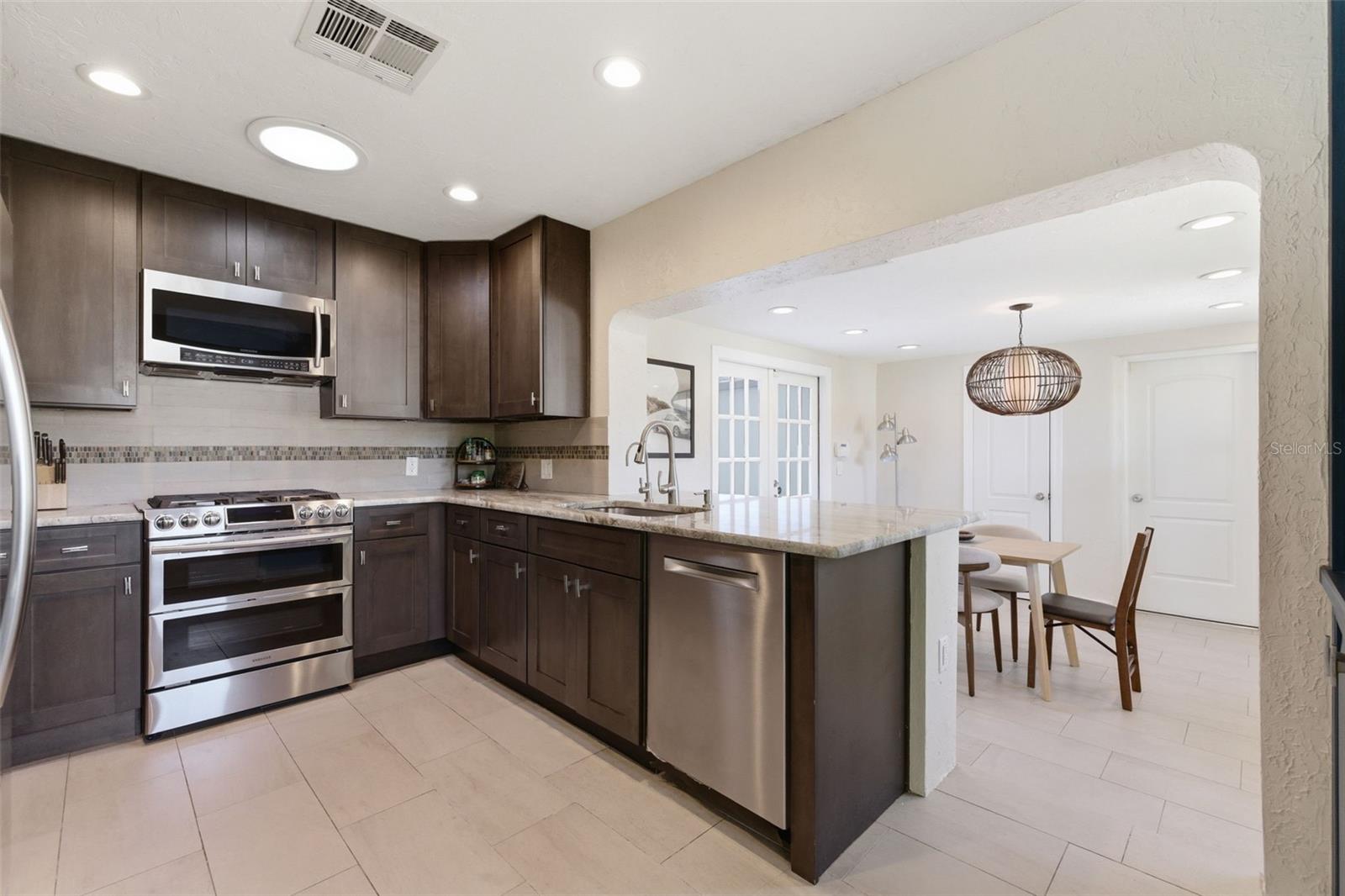 Kitchen w/ gas stove