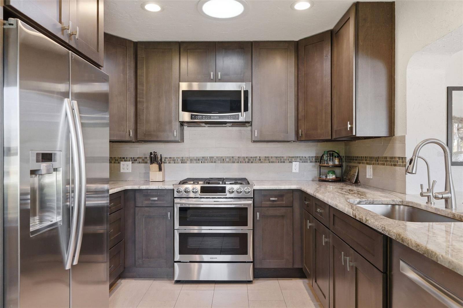Kitchen w/ gas stove