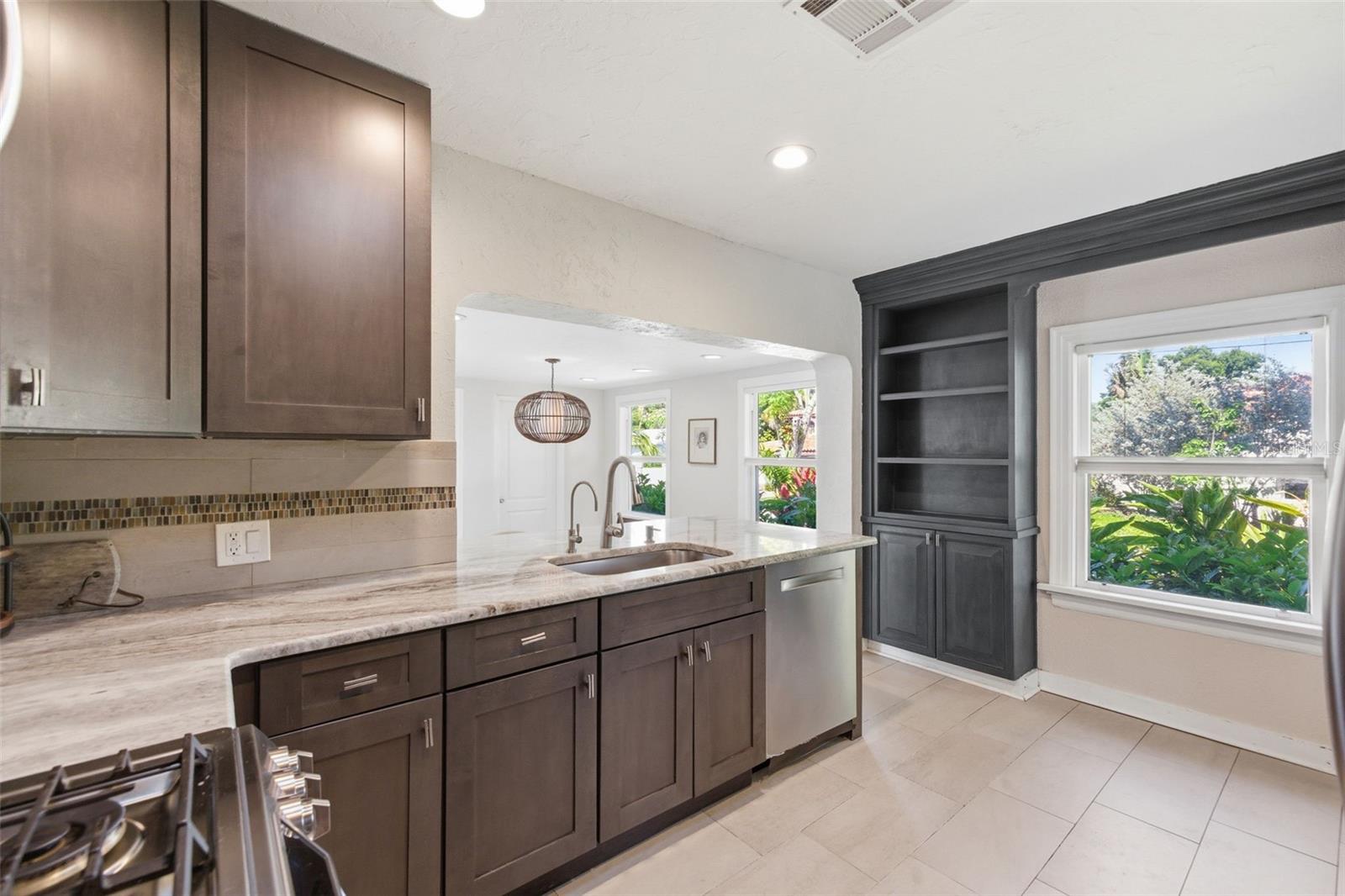 Kitchen w/ gas stove