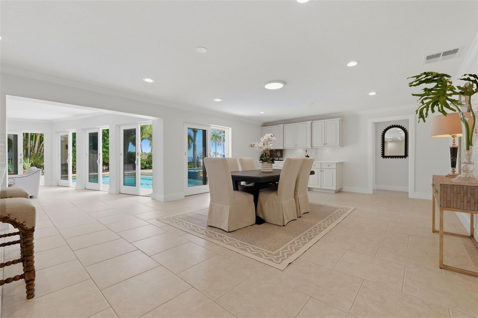 Dining room with dry bar