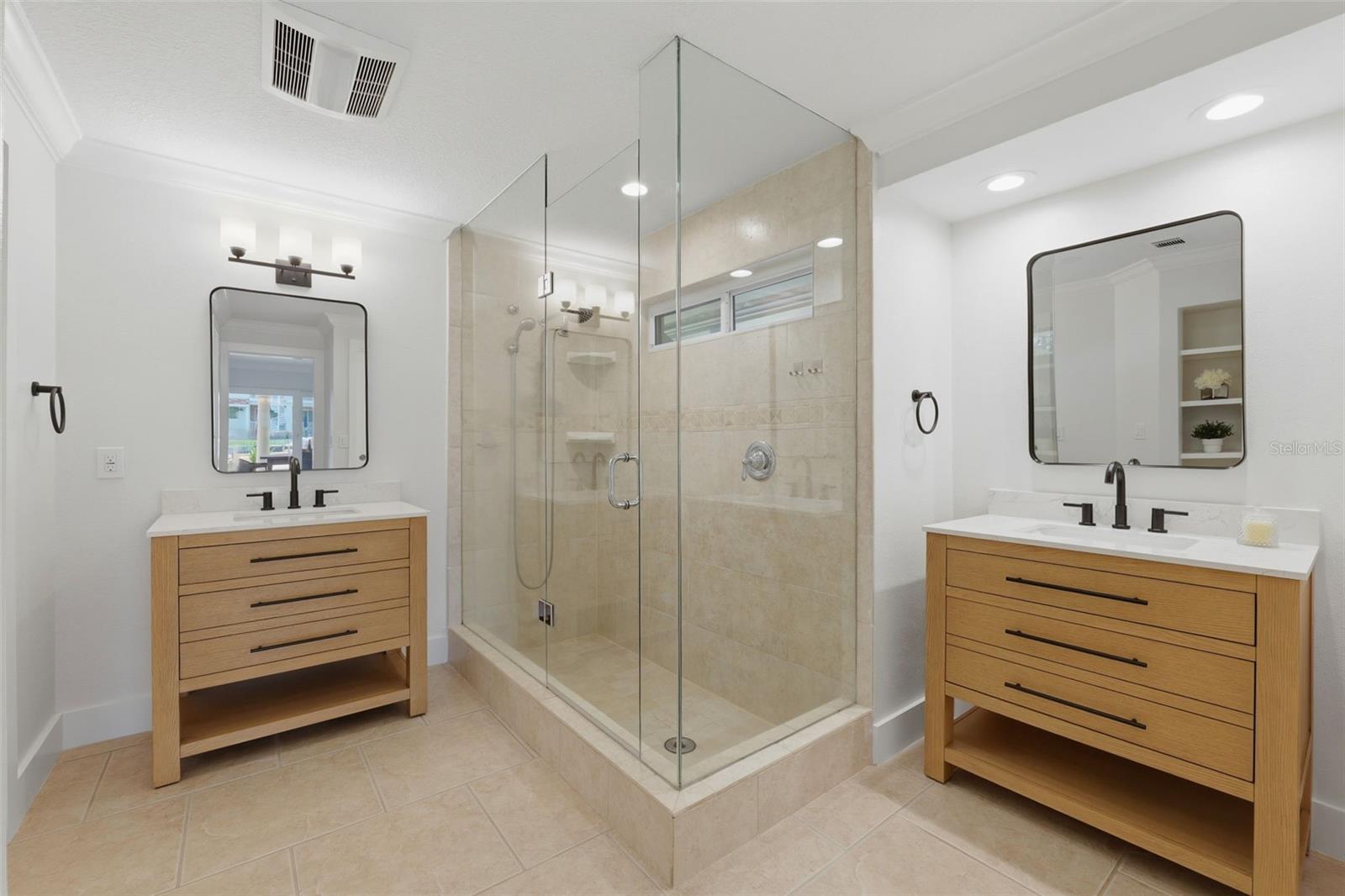 Primary bath w. dual sinks and dual walk-in cedar closets