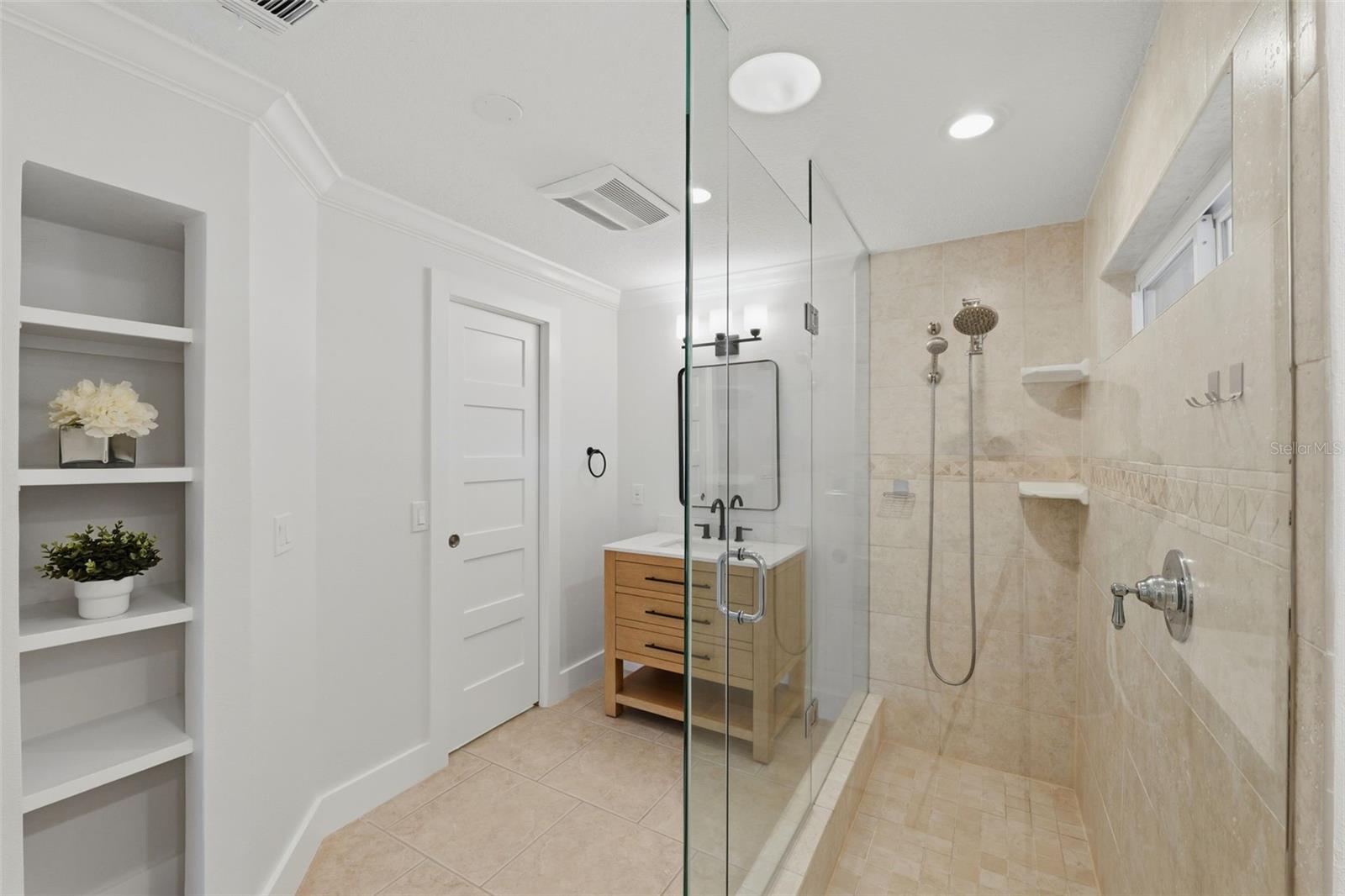 Primary bath w. dual sinks and dual walk-in cedar closets