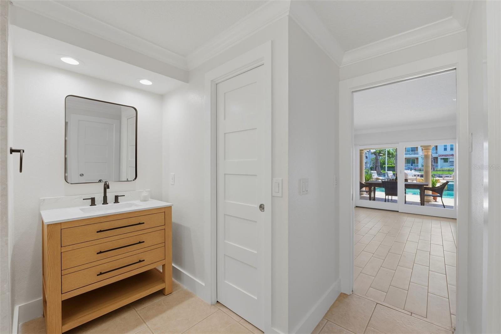 Primary bath w. dual sinks and dual walk-in cedar closets
