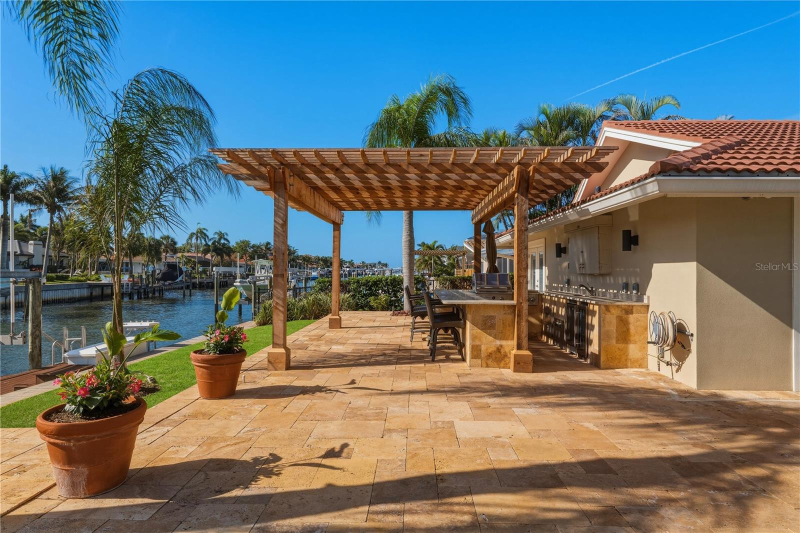 Outdoor kitchen w. pergola and TV